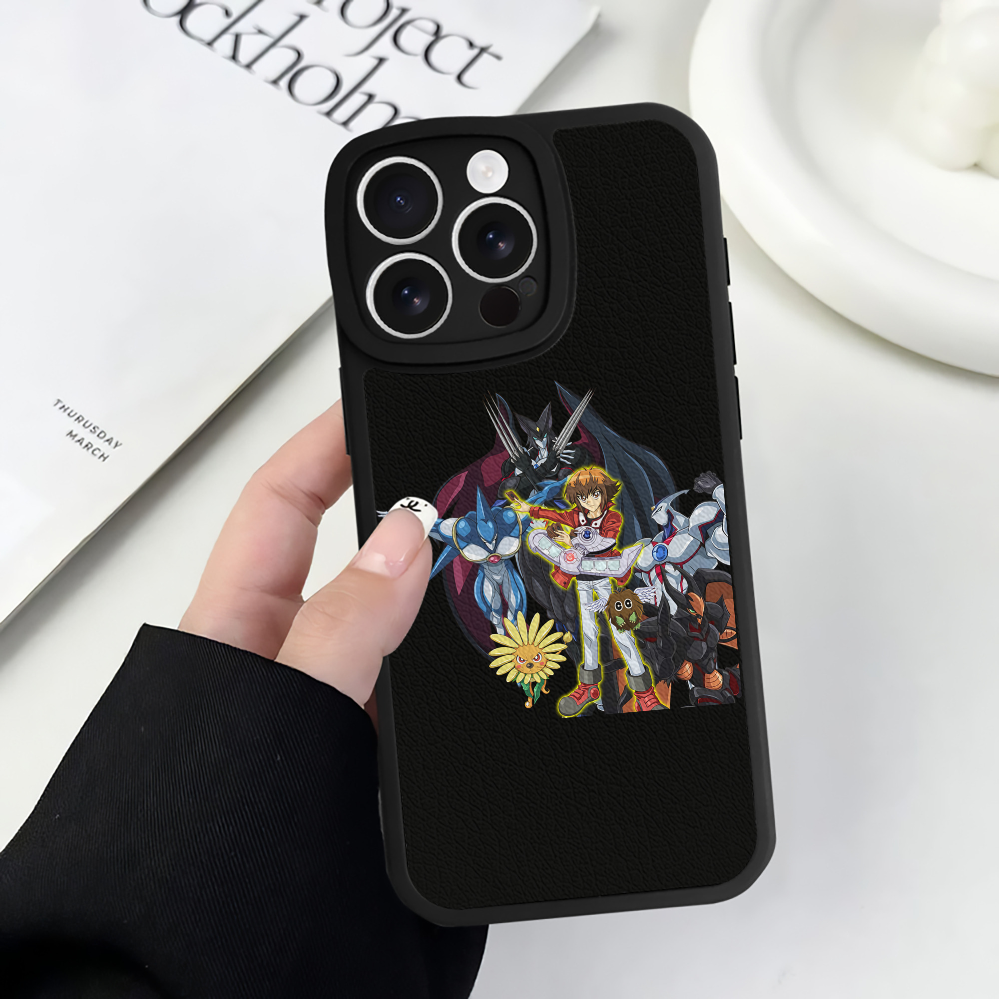 （画像用） 遊☆戯☆王 Yu-Gi-Oh! 【iPhone 16シリーズ対応】シリコンスマホケース（レザー調） 材質：シリコン